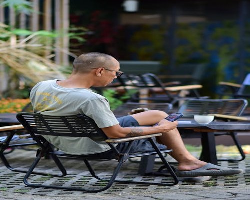 Proper sitting posture at a coffee shop table